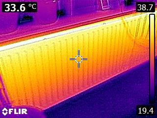 Op de eerste drie foto s ziet u de radiator van de woonkamer.