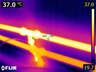 Dit is warmte die verloren gaat in de massa en tevens warmte naar buiten afgeeft.