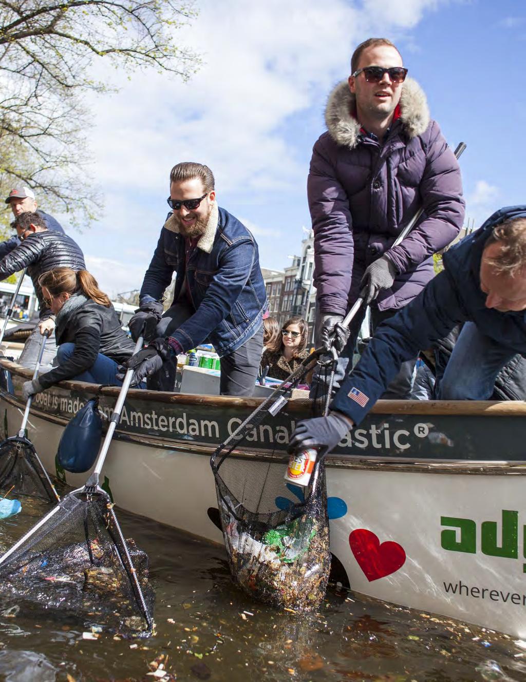 WAT JE MOET WETEN voordat je in ons bootje stapt Tijdens het plastic vissen laten onze schippers je de mooiste plekken van Amsterdam vanaf het water zien. Het minimum aantal deelnemers is 8 personen.
