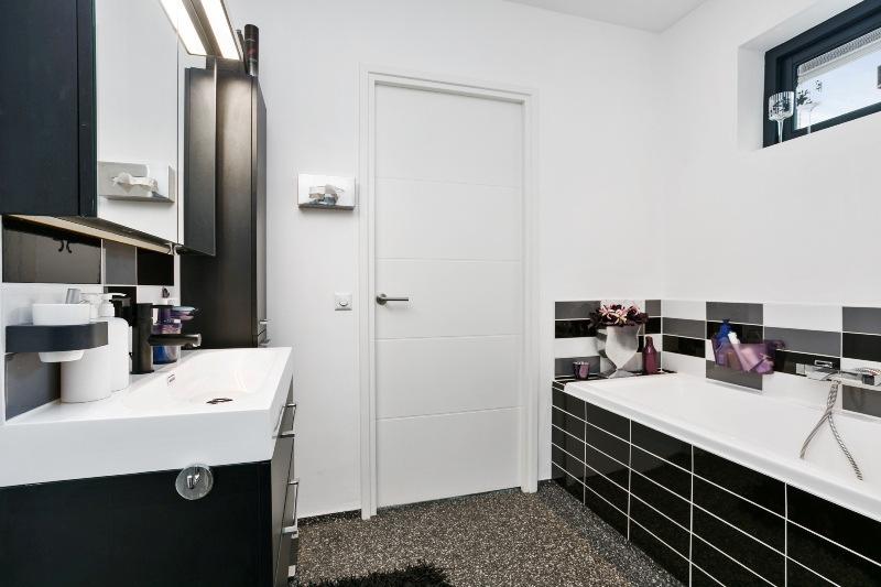 De luxe, moderne badkamer is ruim van opzet en