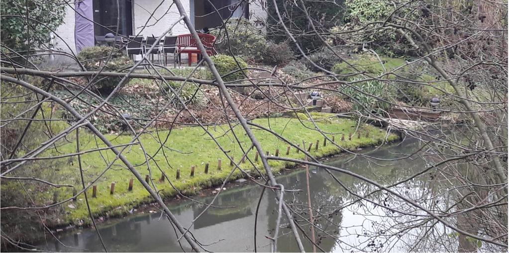 tot aan de insteek van een a-water zonder bouwwerken; bouwwerken (houten bielzen inclusief verlichting, stenen terras, stenen trap, houten paaltjes) in een