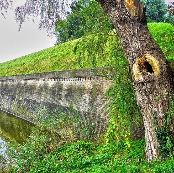 Vossenhol Naarden Verrassingstocht Vossenhol Naarden We rijden vanuit Bussum richting Naarden. Naast het wel bekende Oud Valkeveen ligt het gezellige Pannenkoeken restaurant het Vossenhol.