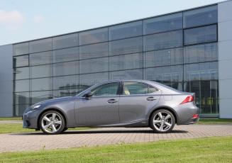 Specificaties Lexus IS 300h Luxury Line Maten en gewichten Lengte x breedte x hoogte Wielbasis Gewicht Aanhanger Aanhanger geremd Tankinhoud