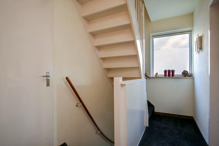 2E VERDIEPING De tweede verdieping is bereikbaar middels een vaste trapopgang en is ingedeeld met 2 extra slaapkamers welke tevens zijn voorzien van rolluiken en een dakkapel.