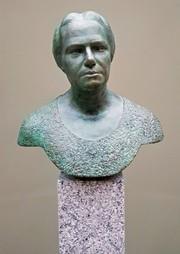 werkdag in de Tweede Kamer, keerde Suze dus terug. Kunstenaar Siemen Bolhuis heeft in opdracht van de Tweede Kamer een bronzen buste van Suze Groeneweg gemaakt.