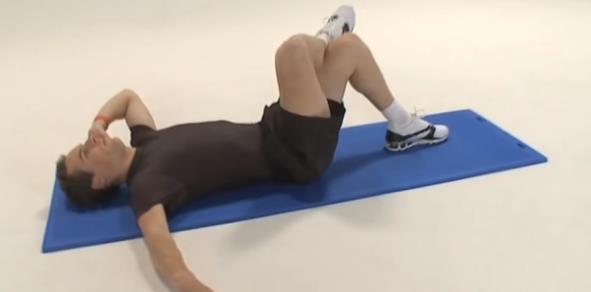 Belangrijk: tijdens de hele oefening houdt je lage rug contact met de grond. 3.
