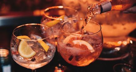 nl De riante bar leent zich perfect voor een Gin Tonic of Hudson cocktail met een lekkere bite.