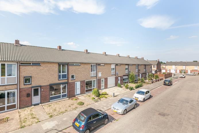 Deze tussenwoning is compleet gerenoveerd! Meubels plaatsen en direct lekker wonen!! De tuin is aangelegd en aan de achterzijde is de eigen garage toegankelijk.