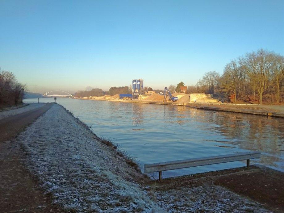 Het Albertkanaal Eens versast door de sluis van Viersel komen we op het Albertkanaal terecht.