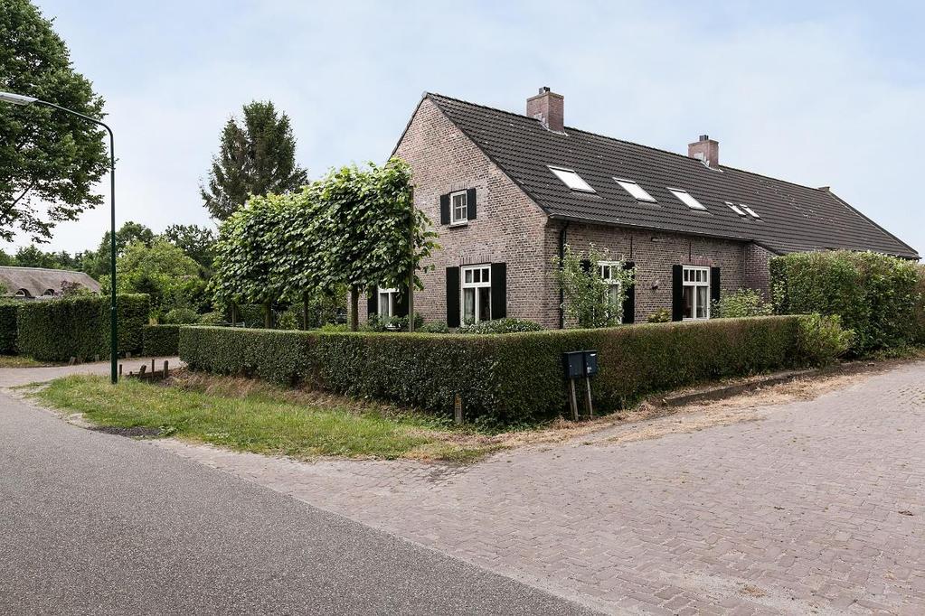 Bijzonderheden: * In 2003-2004 is de woonboerderij compleet verbouwd. * Van binnen uit vanaf de grond geheel nieuw opgebouwd en geïsoleerd met behoud van de originele buitenmuren.