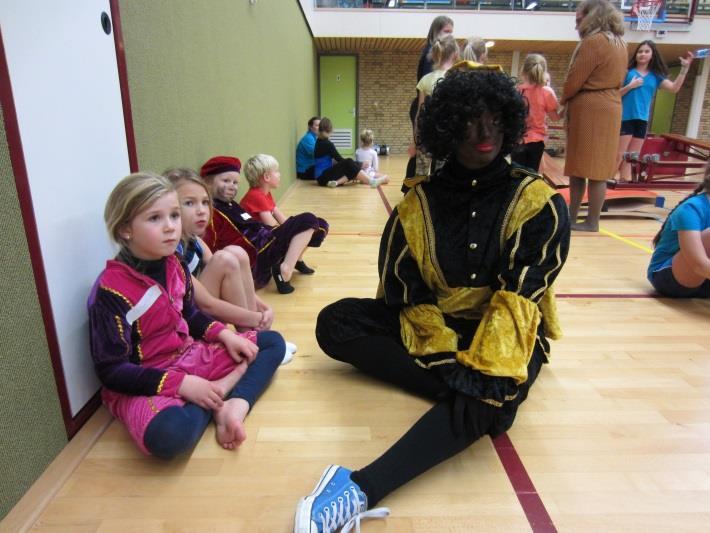 Halverwege belde één van de Pieten naar Sinterklaas en we konden allemaal horen dat hij Sinterklaas vroeg om ook te komen.