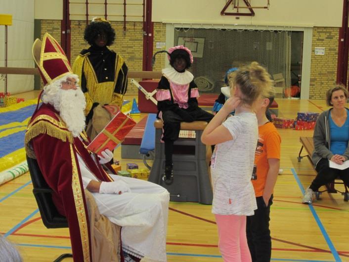 De kinderen waren ondertussen nog druk aan het gymmen en zo kon Sinterklaas goed zien wat ze allemaal al konden.