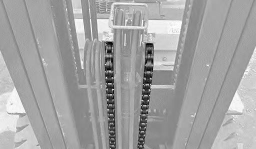 Een heftruck heeft een lift om pakketten hoog weg te kunnen zetten. In figuur 3 is het pakket door de lift verticaal omhoog getild. In figuur 4 is de lift een beetje schuin gezet.
