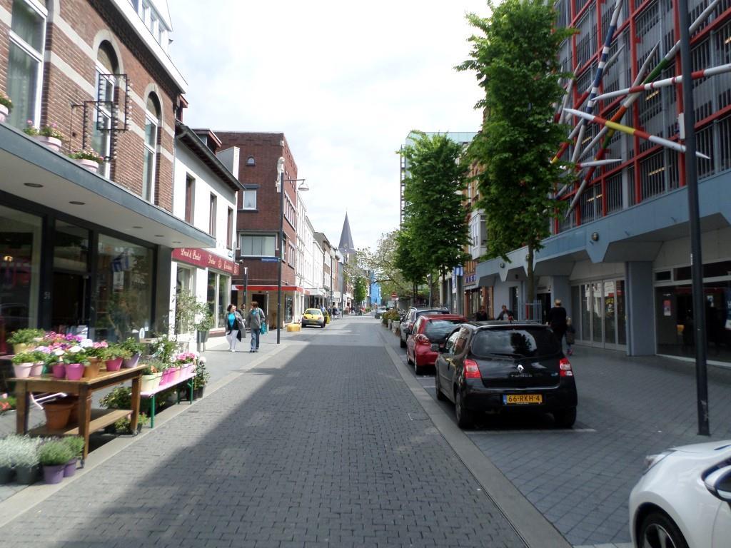 PARKEREN PASSANTENSTROOM In de Geleenstraat zijn parkeerhavens gesitueerd voor betaald parkeren. Op loopafstand bevinden zich diverse parkeergarages.