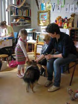 Zo n schoolbezoek bestaat uit 3 bezoeken van een half uur per klas door een vrijwilliger met een speciaal geteste hond.