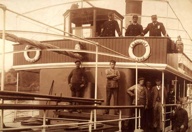 OP WEG NAAR VICTORIE SAIL ALKMAAR 2019 Personeel van de Zaandam 1 en walpersoneel in 1904 Op weg met de Alkmaar Packet In juli 2019 zal een vloot van onze schepen opvaren van Amsterdam naar Alkmaar