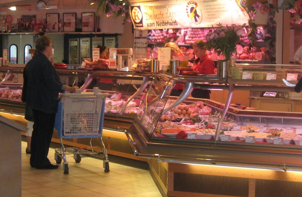 Vooral supermarkten met minder dan 400 m² wvo verdwijnen snel. Het aantal supermarkten met een omvang tussen de 1.200 en 1.600 m² wvo is daarentegen de afgelopen jaren behoorlijk gegroeid*.