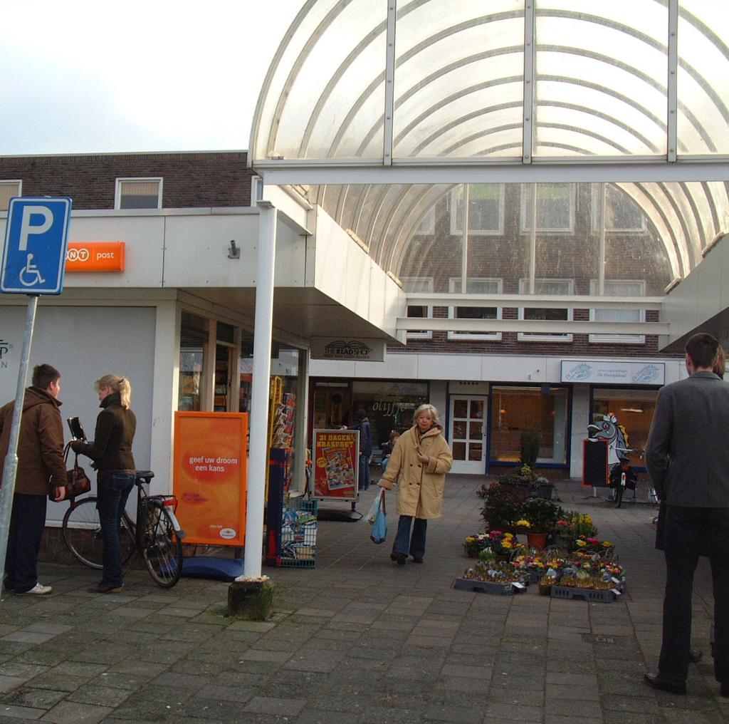 Winkelcentrum Kerckebosch Albert Heijn in het centrum structurele afname van bestedingen in winkels. Middelgrote centra zoals Zeist hebben een kwetsbare positie (tussen tafellaken en servet).