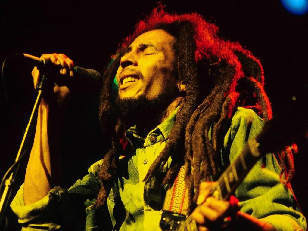 Bob Marley Zoon van blanke vader en zwarte moeder, wonend in een sloppenwijk in Jamaica (1945-1981) Rastafari (leefwijze gebaseerd op Oude Testament).