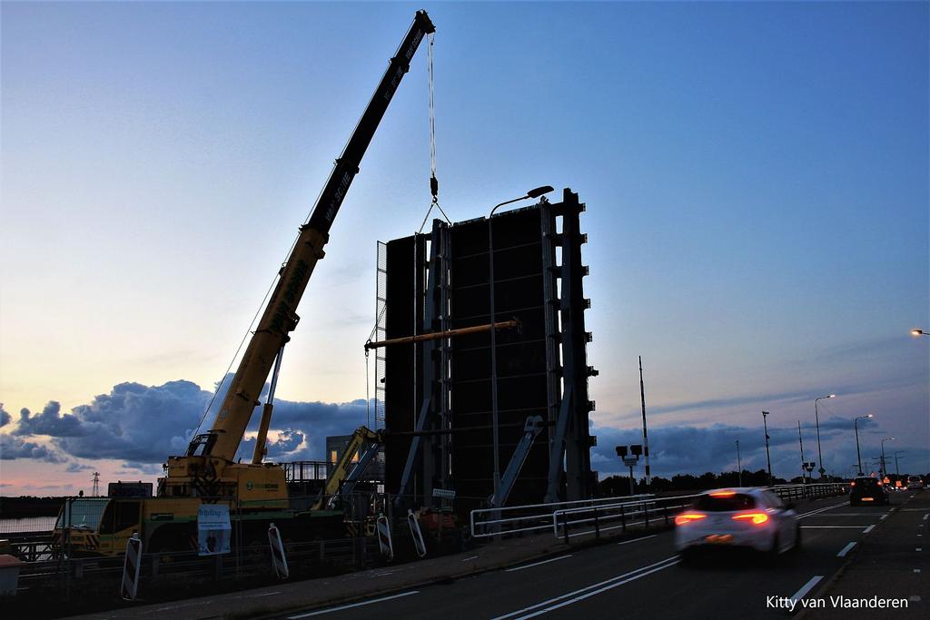 Om de doorstroming van het wegverkeer zoveel mogelijk te garanderen, komt naast de huidige Beatrixbrug, een tijdelijke brug