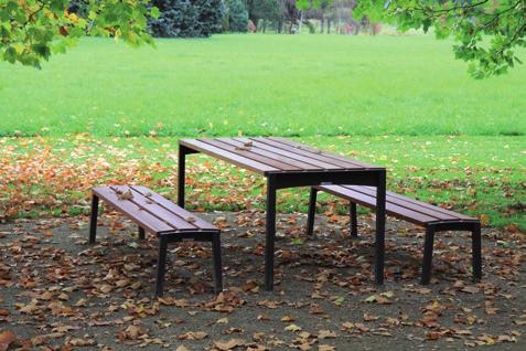 De eenvoudig gevormde tafel en parkstoelen maken het mogelijk interessante combinaties te creëren in zowel openbare als privéruimtes. Verzinkt stalen draagframe voorzien van poedercoating.