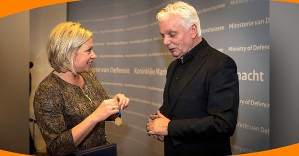 Jan Slagter krijgt defensieonderscheiding Omroep MAX-baas Jan Slagter heeft in Den Haag van de minister van Defensie Jeanine Hennis- Plasschaert het Ereteken voor Verdienste in goud ontvangen.