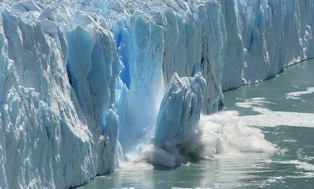 3. De ijsberg Op de Noord en de Zuidpool is het ijskoud. Het vriest er altijd.