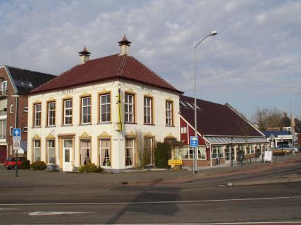 Beeldbepalend hoekperceel. Hotel de Vrijheid. Traditionele hoofdvorm, 2 schoorstenen. Kunststof kozijnen. Nieuwe aanbouw langs Wilhelminasingel. Links niet fraaie jongere aanbouw.