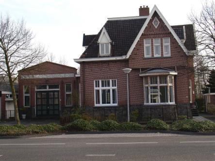 Ontwerp J. Heikens. Buitenzijde vrij gaaf. Vrij imposant woonhuis in vergelijking met het aangebouwde verkooplokaal. Bijzonder.