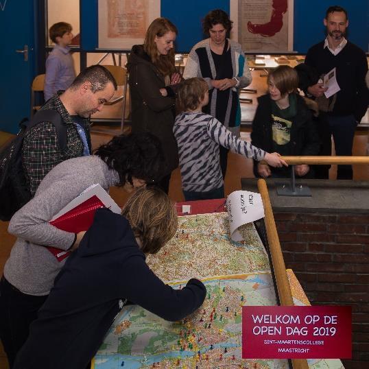 in de aula gelegenheid om vragen te stellen aan de locatiedirectie.