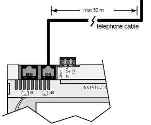 dient uitgevoerd te worden met een 6-draads telefoonlijn met RJ12 stekkers. Het display kan op deze manier direct op communicatiepoort J10 aangesloten worden, zie nevenstaand voorbeeld.