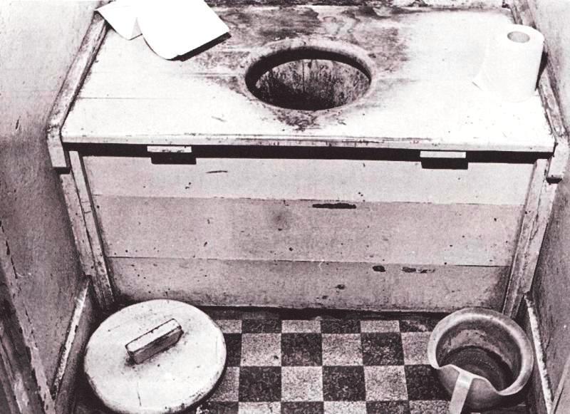 Onder de plank stond een ton of emmer? De wc werd ook wel de poepdoos () genoemd.