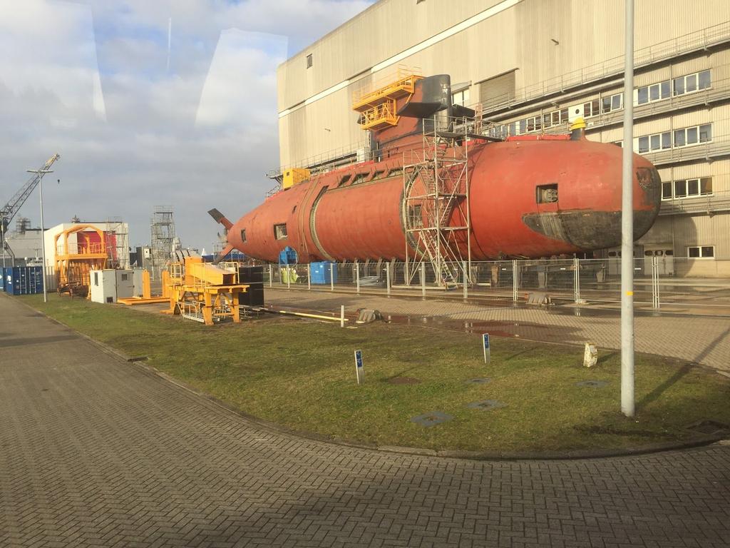 naar het gemeentehuis om de toekomststoel aan de wethouder aan te bieden.