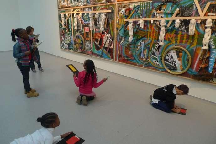 De kinderen van groep 4 van een school uit een achterstandswijk in Amsterdam liggen op de grond in het Cobramuseum: museum voor moderne beeldende
