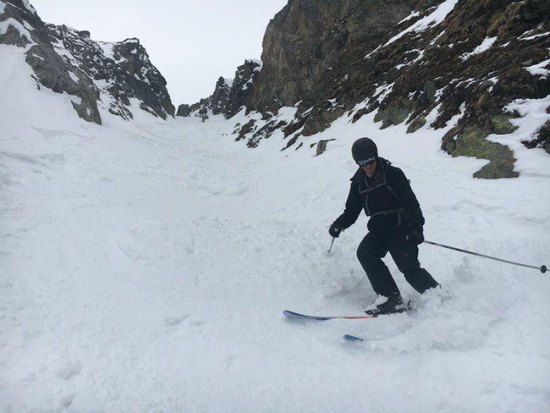 Deelname Afdaalconditie: Je hebt een redelijke conditie. Een dag skiën (3 uur ochtend en 3 uur middag) met uitgebreide pauzes is met rugzak van max. 8 kg geen probleem.
