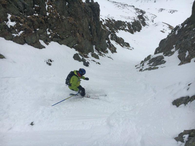 Afdaaltechniek: Je skiet of board stabiel, vlot en makkelijk de zwarte piste af. Heel sporadisch val je nog wel eens op de piste. Je hebt geen ervaring met off-piste skiën.