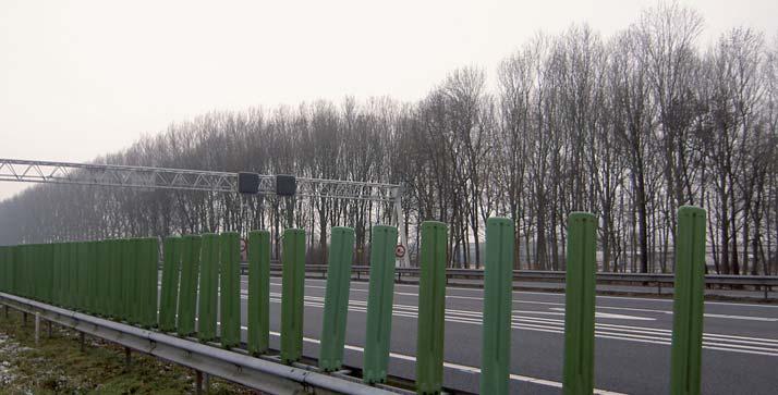 De waterlopen in het noordoostelijke deel van de gemeente stromen naar het noordoosten af in de loop van de Oude IJssel (via de Vethuizensche wetering).