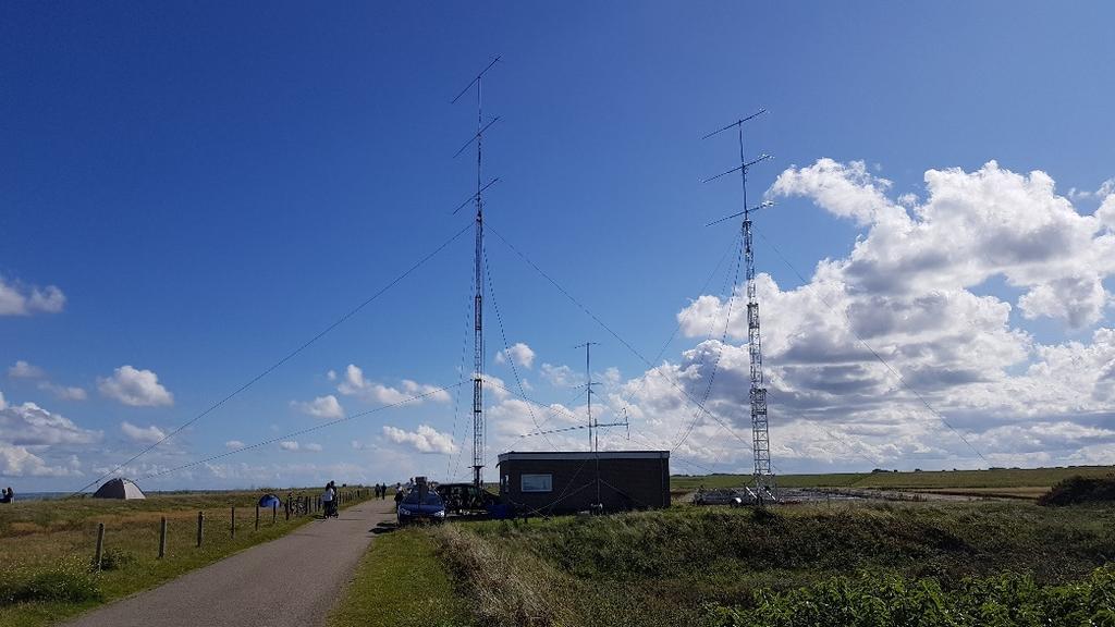 PC5T VHF-contest groep op Texel Ik was op Texel op 2 september op familiebezoek en tijdens een rondritje over het eiland kwam ik een flinke cluster 2m antennes tegen en uiteraard moest ik daar even