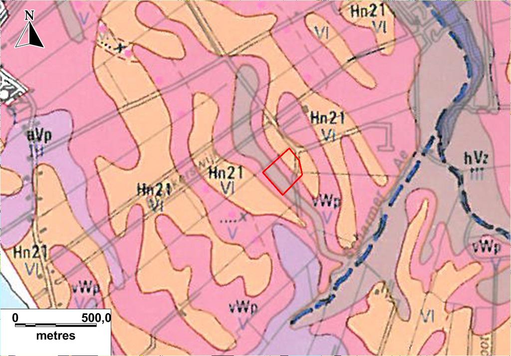 Op de Bodemkaart van Nederland (zie Figuur 4) is te zien dat een smalle, noord-zuid verlopende strook van koopveengronden met dekzand ondieper dan 120 cm beneden het maaiveld (hvz), overgaand in de