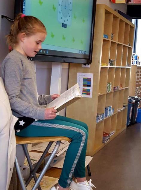 Om het lezen te stimuleren, mogen de kinderen om de beurt tijdens de pauzes een verhaaltje uit Pluk van de Petteflet voorlezen aan de klas. De kinderen vinden dit erg leuk!
