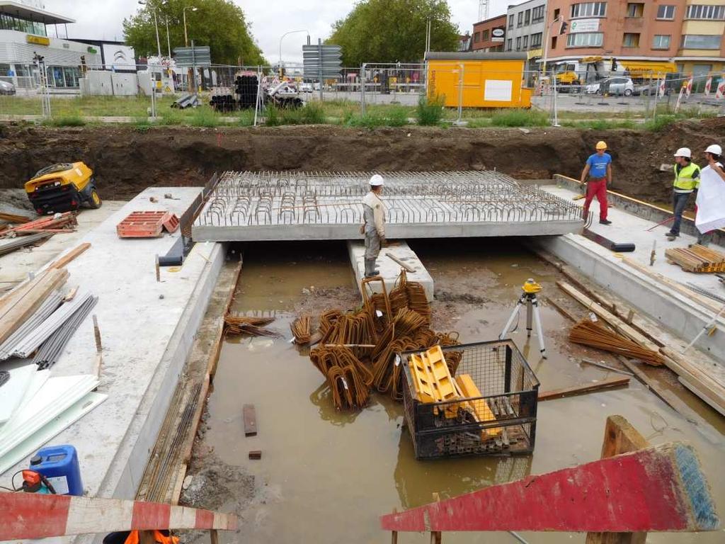 IJzerlaan start der werken zomer 2015 In 2016 verlopen de werkzaamheden aan het kruispunt Noorderlaan-Ijzerlaan en de IJzerlaan zelf volgens planning.