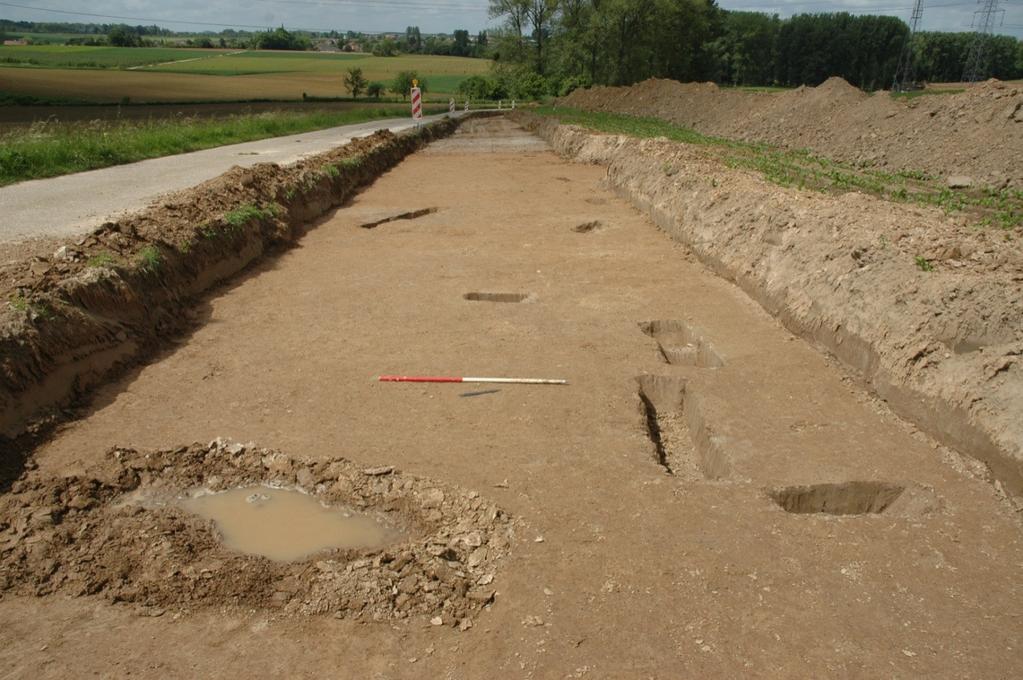 Spoor 37.1 is lichtgrijs van kleur en heeft een onregelmatige vorm. In de bijmening zat wat houtskool.