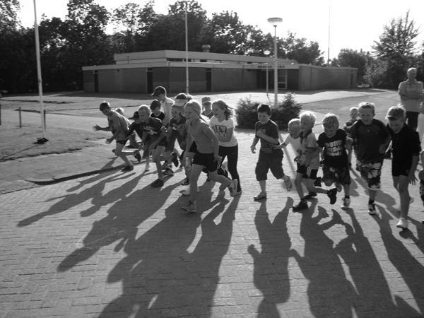 Kaatstraining voor de beginners t/m schooljeugd! De afgelopen drie kaatsseizoenen heeft de jeugd training gehad van Nynke de Boer. Dit was erg goed voor ieders niveau en de motivatie was geweldig!