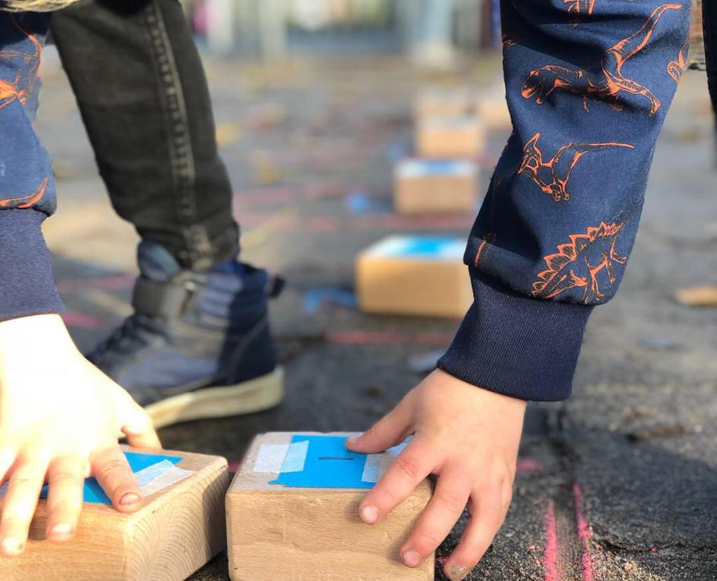 Bewegend leren is een feestje! Op de school waar ik werk gaan wij elke dag naar buiten met de kinderen. Dit doen wij niet alleen om te spelen, maar ook om te leren.