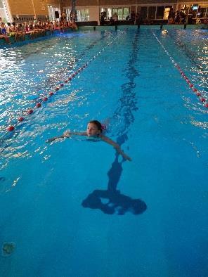 Zwemmen Deelnemers aan het schoolzwemkampioenschap op zondag 11 november GEFELICITEERD met jullie derde plaats. Een hele mooie prestatie!