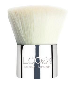 Foundation brush Met de LOOkX Foundation brush breng je vloeibare foundation egaal aan op de huid. Dit doe je door korte bewegingen te maken met de kwast om strepen te voorkomen.