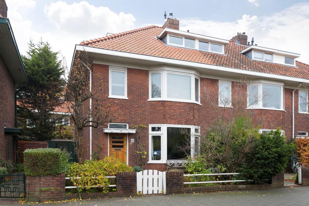 In geliefde dorpskern van Oud Oegstgeest gelegen lichte jaren '30 6-kamer hoekwoning voorzien van vele originele details o.a. granito vloer, haltegels, glas-in-lood ramen, en suite, ornamenten plafonds, paneeldeuren, schouwen en keukenservieskast.