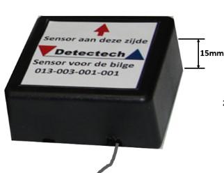 4. Sensor voor de Bilge Een elektronische contactloze inducerende sensor is in de waterdichte behuizing ondergebracht. Detectie vindt plaats aan de zijkant waar de rode pijl naar toe is gericht.