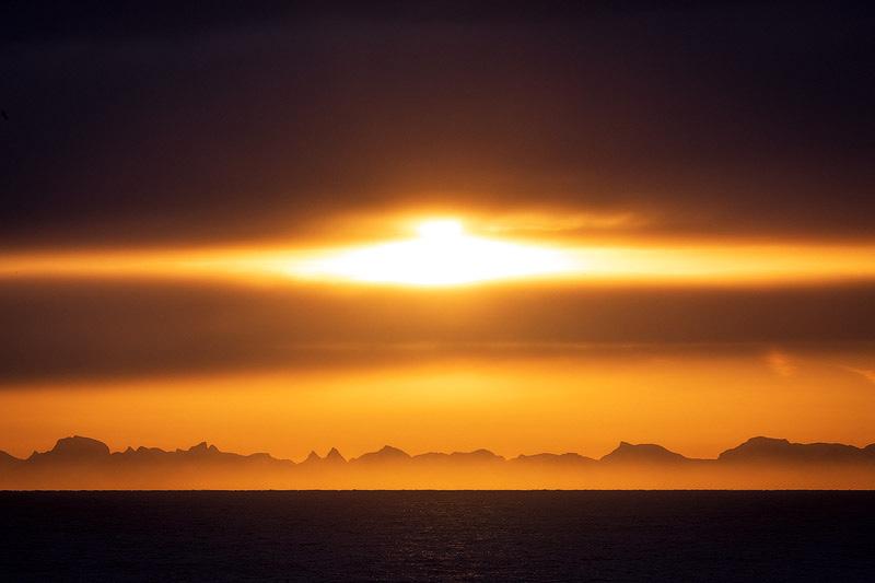 Pittoreske (rode) vissersdorpjes liggen langs de hoofdweg die door de Lofoten slingert en zorgen voor een aangenaam kleurcontrast met al het blauw en grijs van sneeuw en ijs.