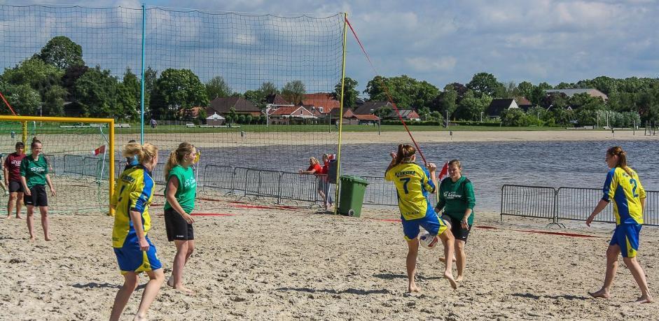 De uitrusting van spelers De standaarduitrusting (short en shirt, in clubkleuren). Beach soccer wordt gespeeld op blote voeten.